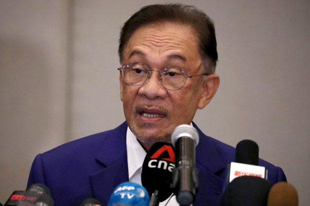 Anwar Ibrahim Serahkan...