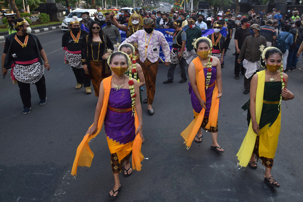 Berbusana Adat, Warga...