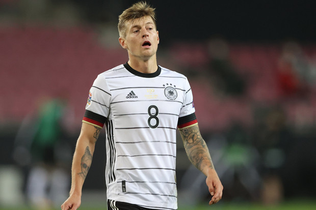 Jerman Ditahan Swiss,...
