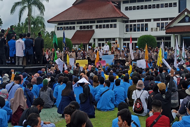 Ratusan Mahasiswa di...