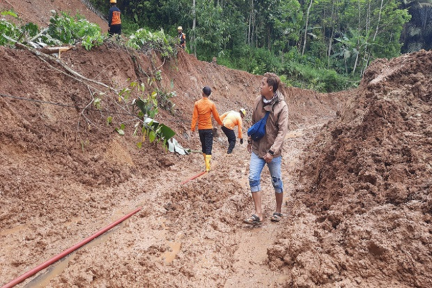 Material Longsor Dibersihkan,...