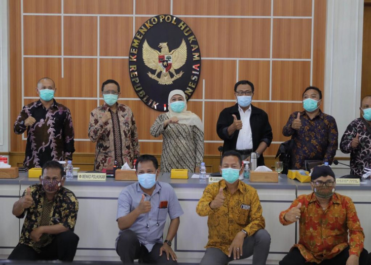 Khofifah Antar Buruh...