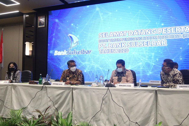 Gubernur Usul Amri Mauraga...