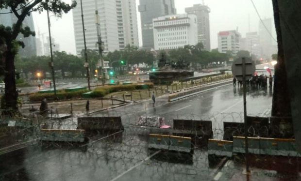 Hujan Deras Tak Kunjung...