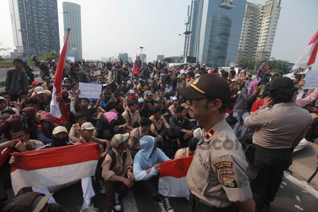 Delapan Polisi di Bekasi...