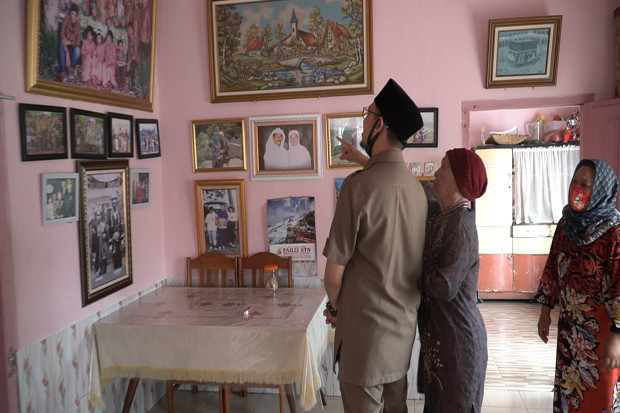 Seorang Nenek Menarik...