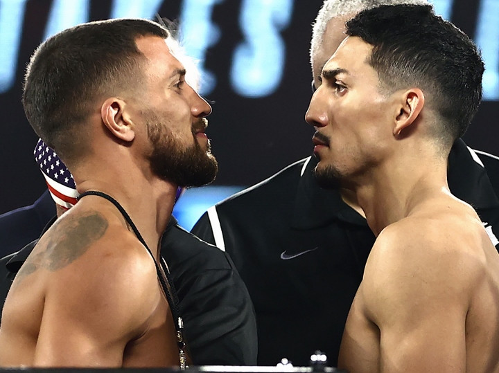 Lomachenko Tersenyum,...