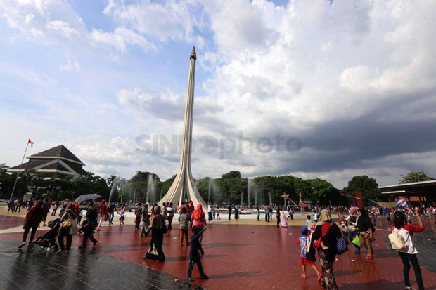 Pengunjung Taman Mini...