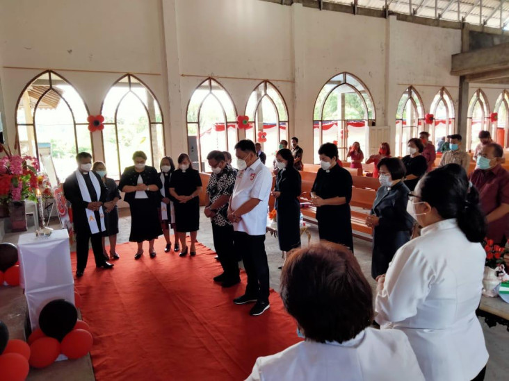Hadiri Ibadah di 3 Gereja,...
