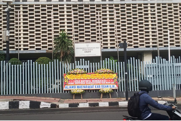Karangan Bunga Matinya...