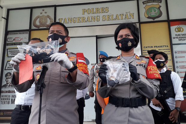 Remas Payudara Gadis...