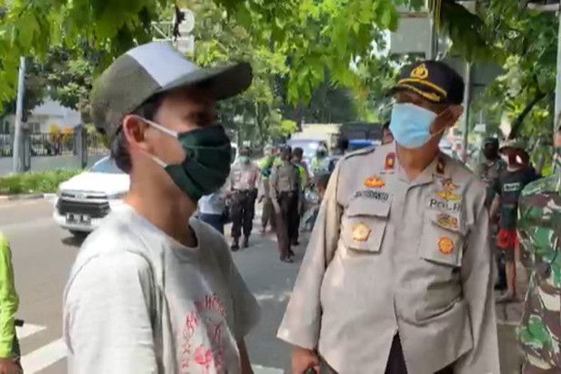 Dihukum Tak Pakai Masker,...