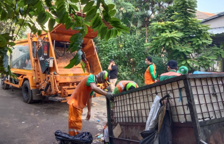 DLH DKI Bersihkan 2,1...