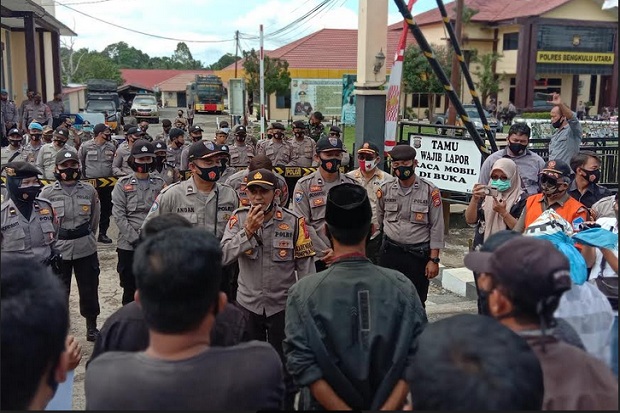 Ratusan Karyawan Perusahaan...
