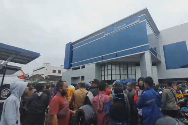 Warga Berdesakan dan...