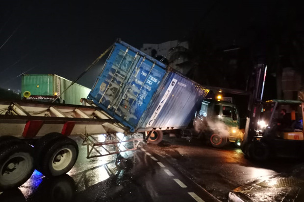 Lepas Kendali, Truk...