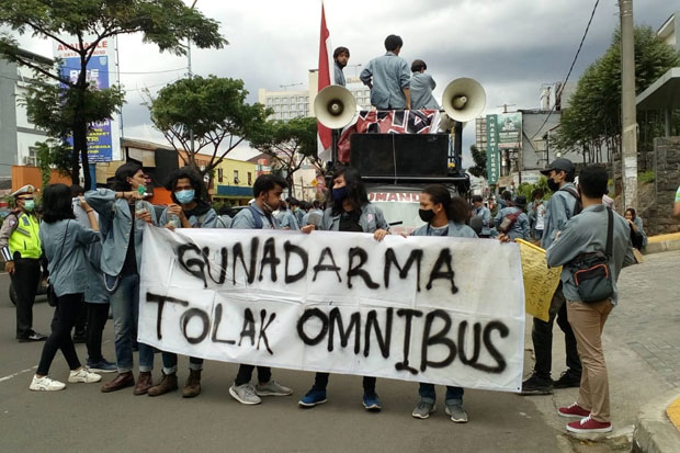 Mahasiswa Demo di Depan...