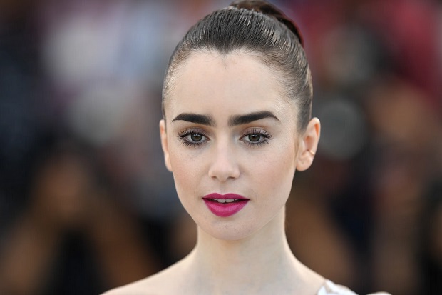 Lily Collins Sukses...