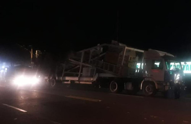 Tabrak Truk Berhenti,...