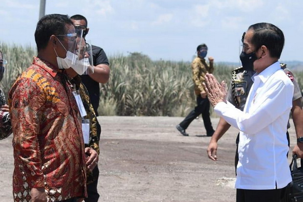 Jokowi Tersenyum Melihat...