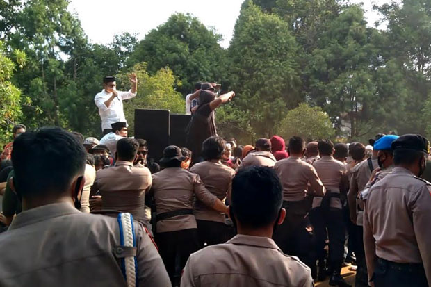 Kantor Bawaslu dan KPU...