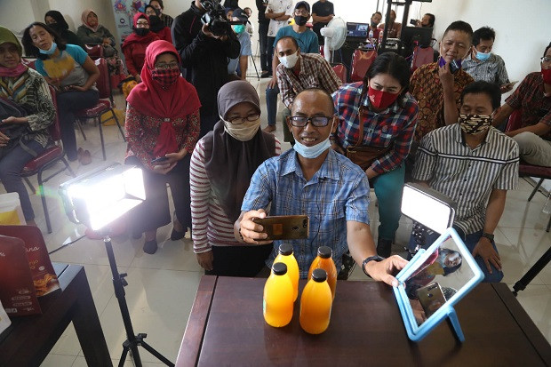 Pelatihan Foto Produk...