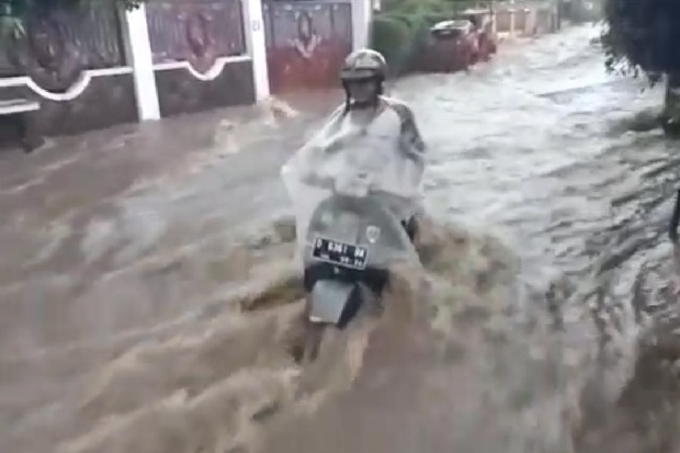 Bandung Dikepung Banjir,...