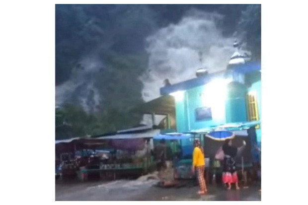 Hujan Deras, Air Terjun...