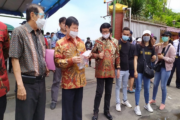 3 Bulan Digembok, Klenteng...