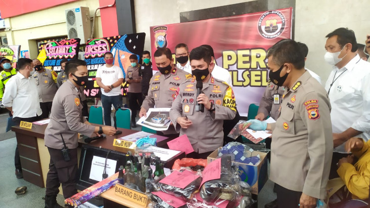 Polisi Tetapkan 13 Tersangka...