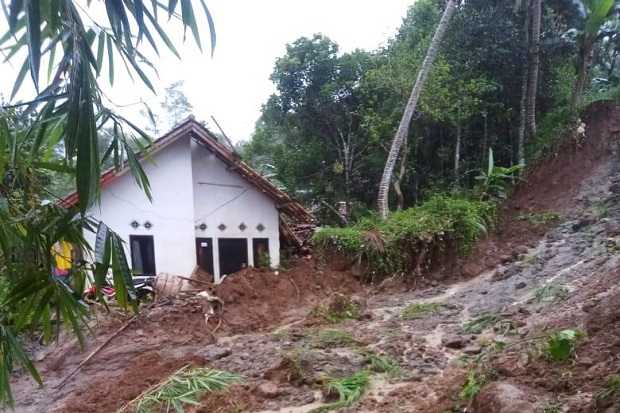 Hujan Deras Guyur Sukabumi,...