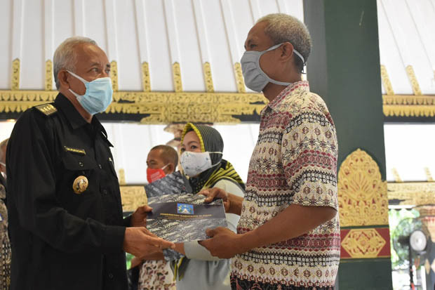 Pemkab Sleman Berikan...