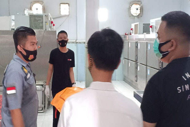 Bunuh Diri Loncat dari...