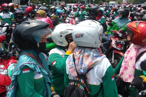 Demonstran Mulai Bergerak,...