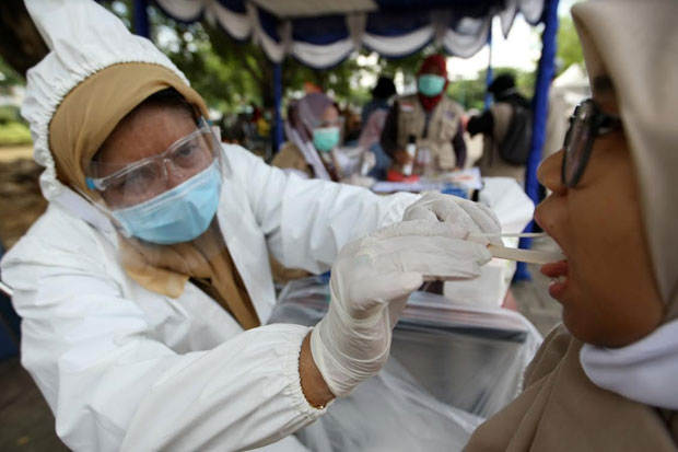 Swab Massal di Makassar,...