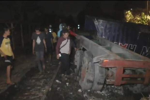 Truk Tertabrak dan Terseret...