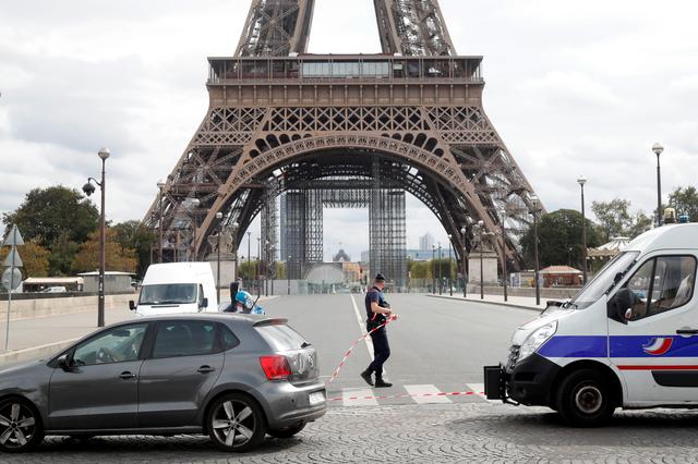 Paris Mencekam dengan...