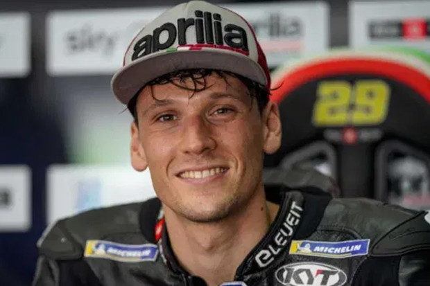 Jadi Pembalap Aprilia,...