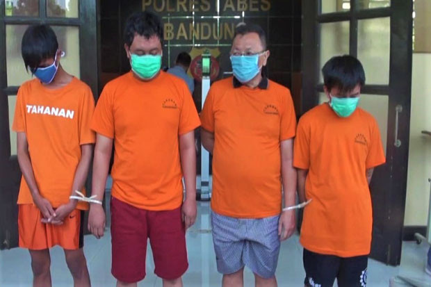 4 Bandit Pemalsu Uang...