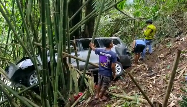 Hilang Kendali, Mobil...