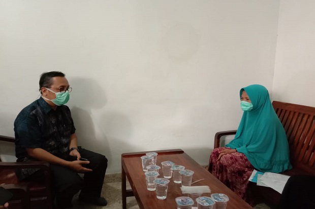 Yaidah Beri Maaf, Petugas...