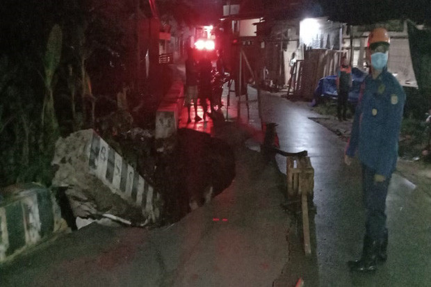 Diguyur Hujan, Jalan...