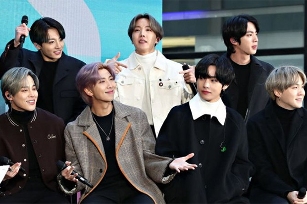 BTS Tulis Kartu Pos...