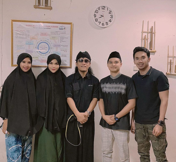 Berhijab, Mualaf di...