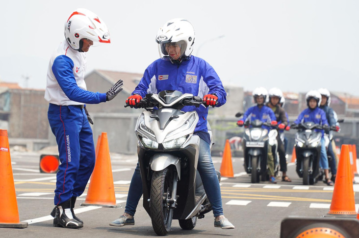 Cara Aman Ngerem Motor...