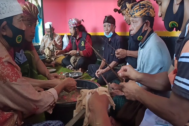 Melihat Sakralnya Ritual...