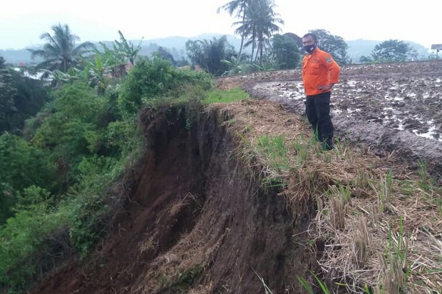 Tebing Longsor Dekat...