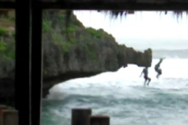 Video 2 Wisatawan Lompat...