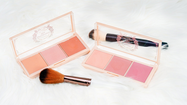 Mencoba Make Up dengan...
