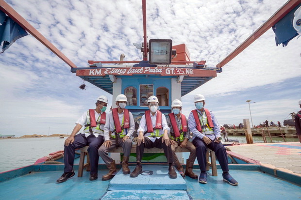 Di Atas Perahu Nelayan,...